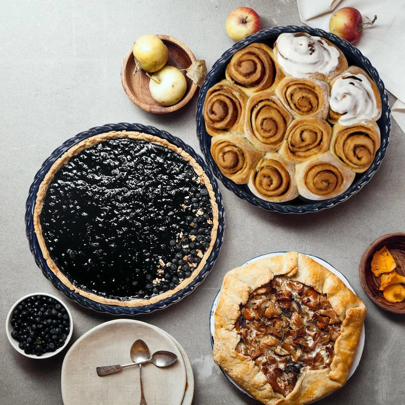 2 Pack Ceramic Pie Pans, 10 Inch Deep Fluted Pie Plate, 54 Ounce round Baking Dish for Quiche, Apple Pecan Pie, Pot Pie, Blue