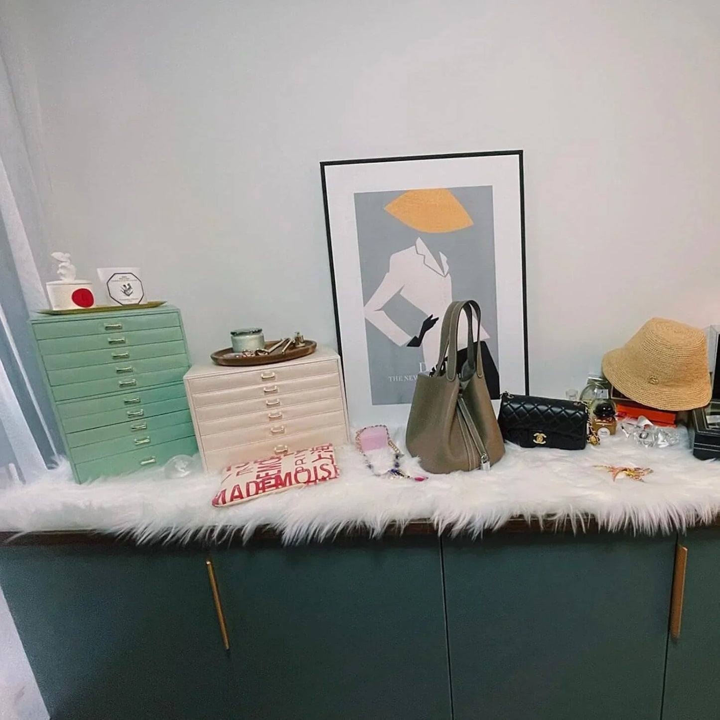 Table Runner, Thanksgiving Modern Small White Fur Table Runners for Party Birthday Christmas Friendsgiving Wedding Dinning Table, Decorative Rug Luxury Faux Fur Runner for Table(11.8X47.2Inch)