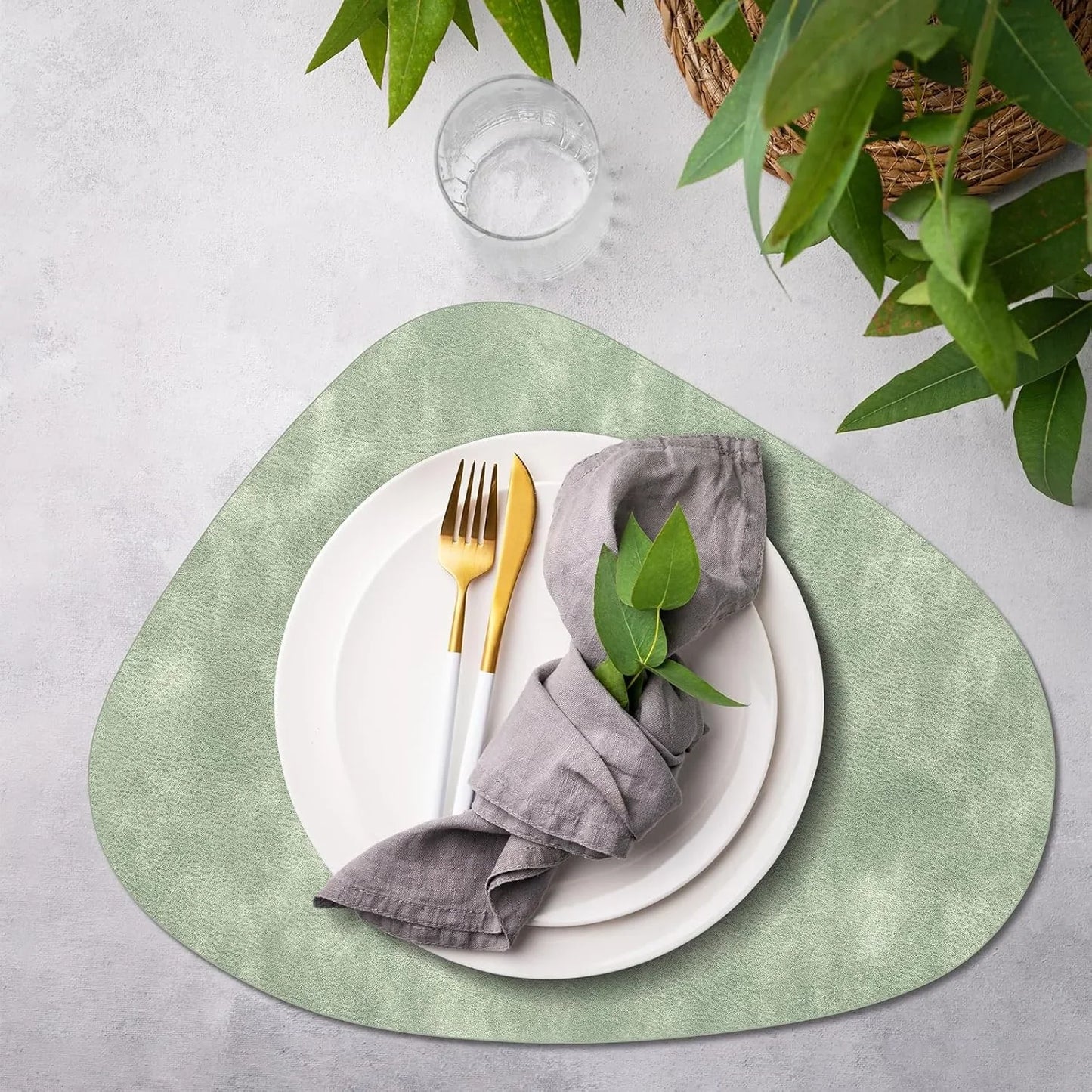 Placemats, Heat Resistant round Placemats Set of 8 Washable 13 X 17 Inch, Waterproof Table Mats Wipeable for Kitchen, Dining Room Table Christmas Decor, Green
