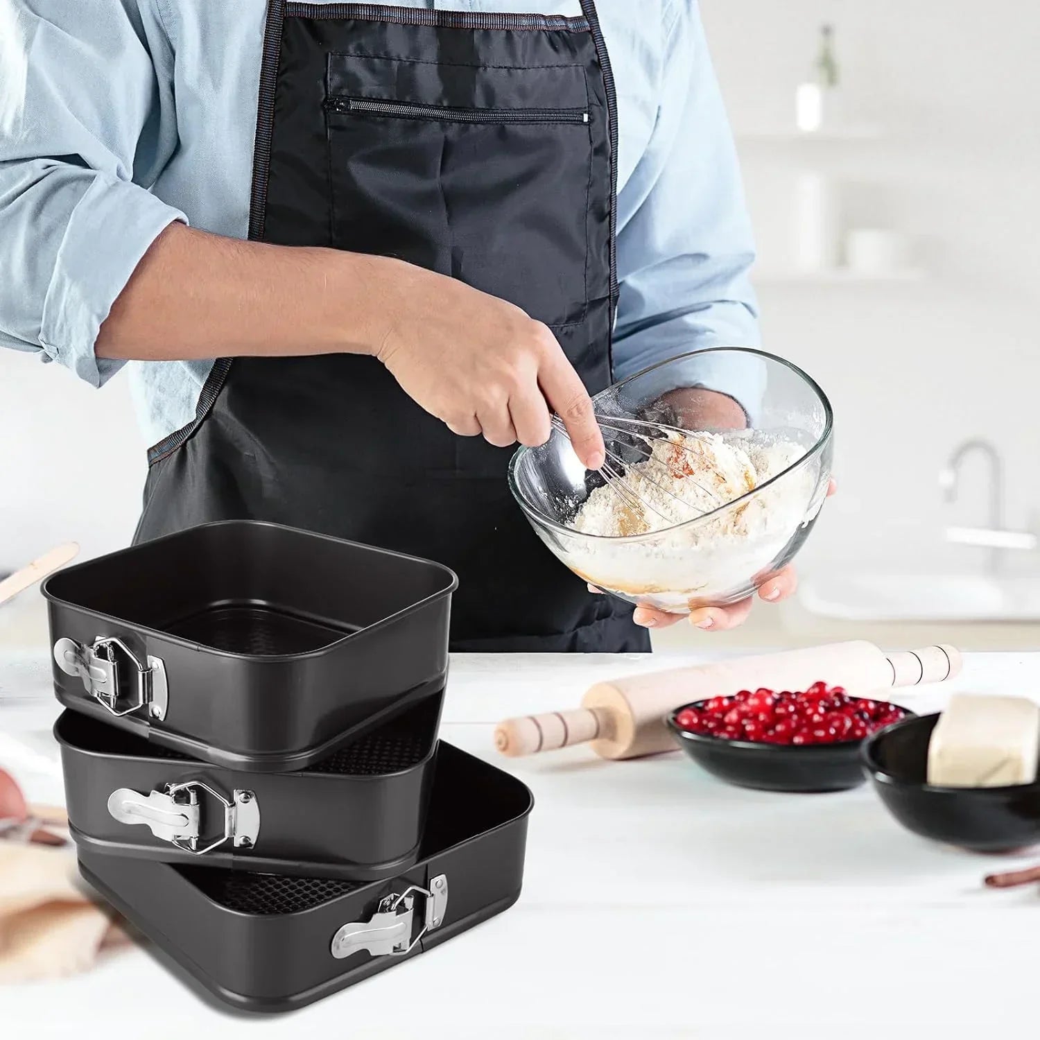Non-stick square baking pans with clasp lids, perfect for cakes and desserts in any kitchen