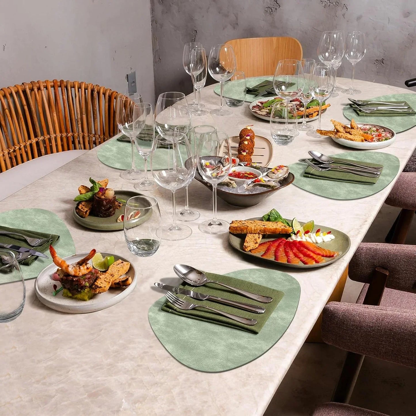 Placemats, Heat Resistant round Placemats Set of 8 Washable 13 X 17 Inch, Waterproof Table Mats Wipeable for Kitchen, Dining Room Table Christmas Decor, Green